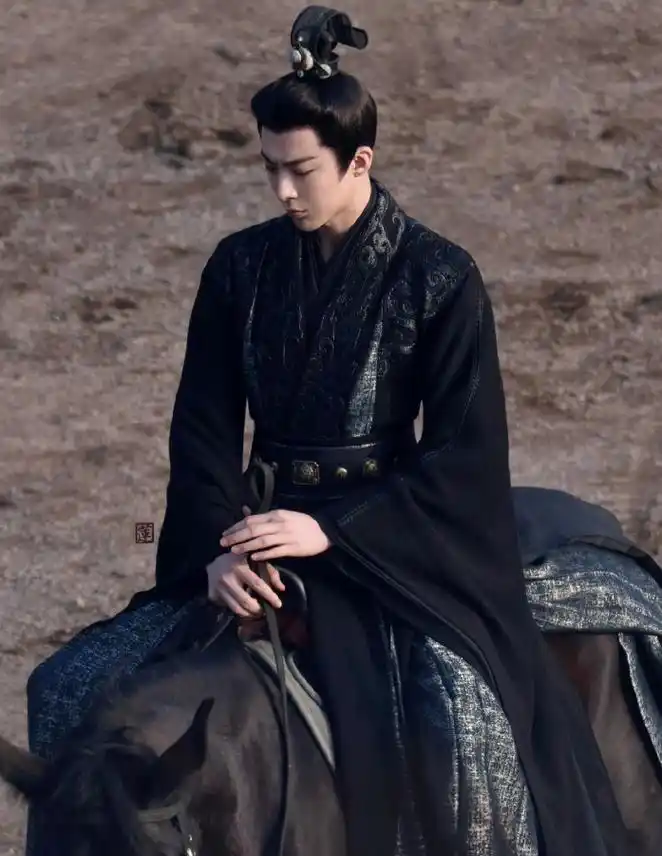 看了刘宇宁的古装路透图,网友直呼:小说里的将军有脸了!