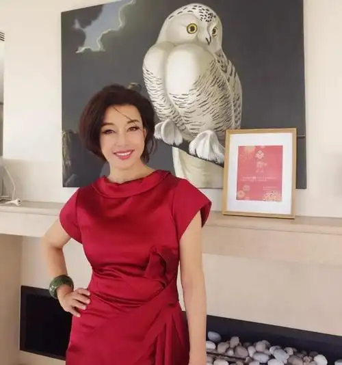 65岁刘晓庆不服老水蓝色长裙靓丽又减龄鹅蛋宝石够闪亮