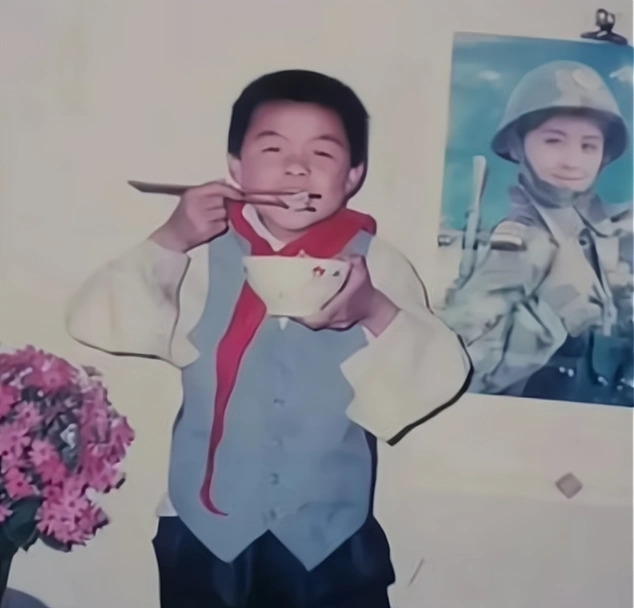 许敏支持者晒姚策童年照,与姚威童年成鲜明对比,犹如天上低下