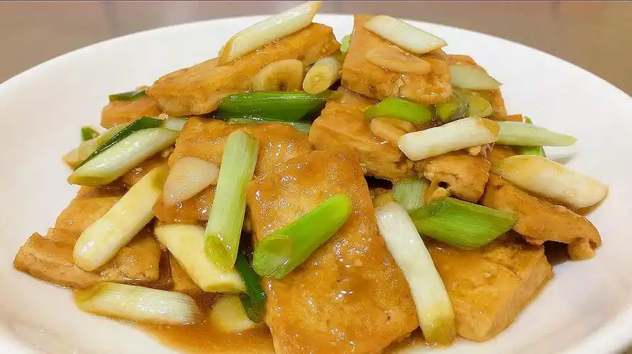 大厨教你一道葱烧豆腐,做法简单,香嫩入味,上桌抢着吃