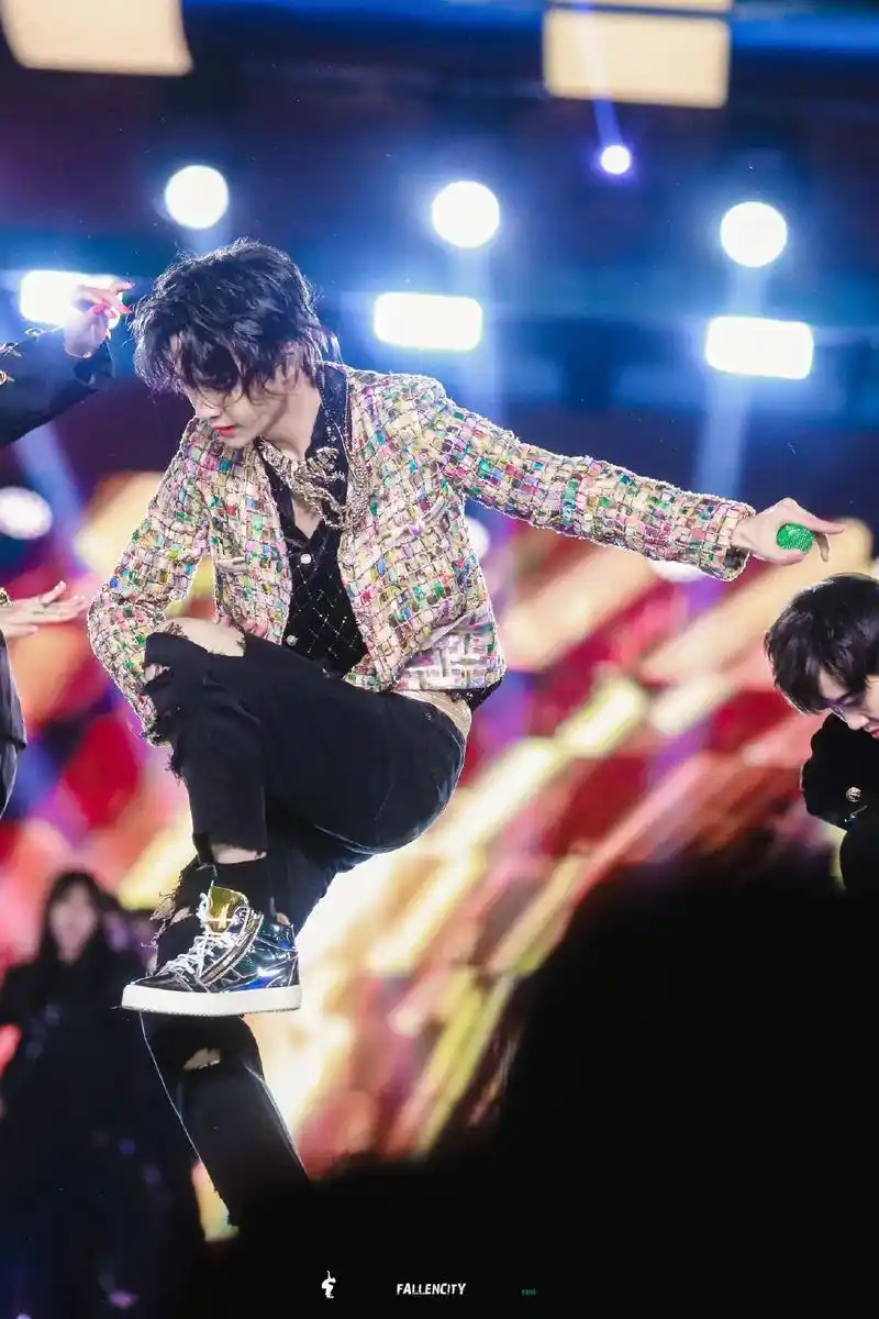 王一博壁纸:万物皆酷全新态度,舞台的王者王一博!