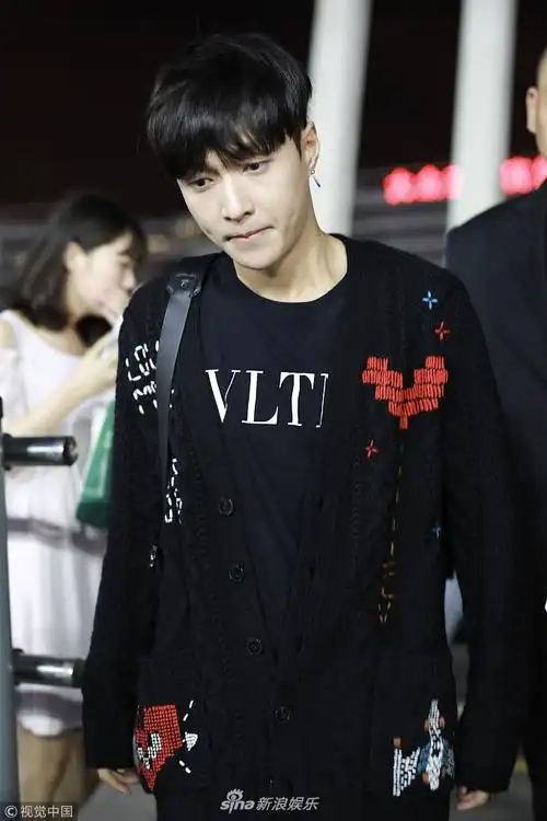 组图张艺兴颜值hold住锅盖头满脸疲惫不时吐舌卖萌