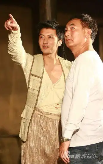 图文:《财神客栈》探班-谢霆锋和武指讨论动作