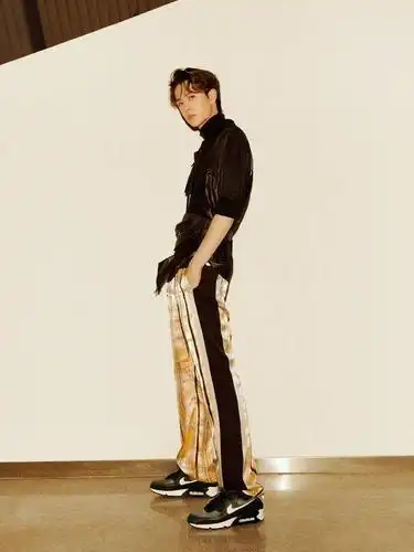 不仅能唱能跳,王一博的时尚穿搭