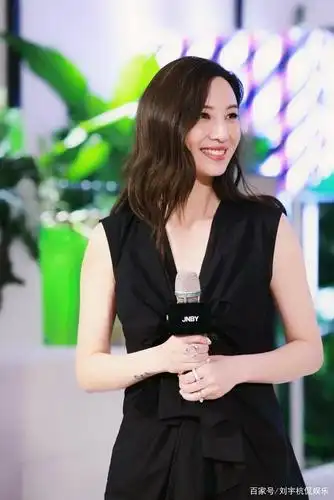 郑希怡穿深v连体裤上围傲人 笑容甜美气质又撩又飒