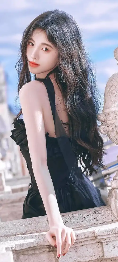 鞠婧祎挂脖抹胸裙