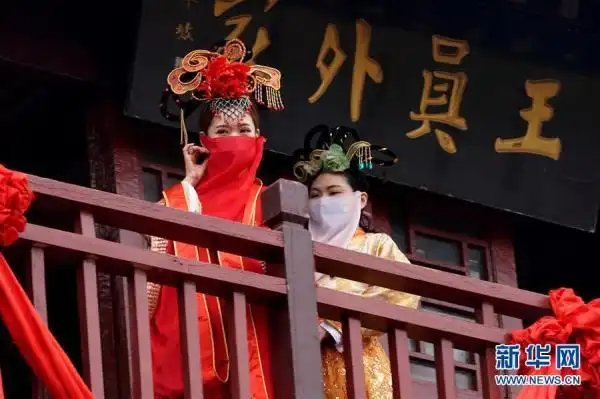 园区内身着古装的演职人员在佩戴口罩的同时,用各色纱巾蒙面,既做好