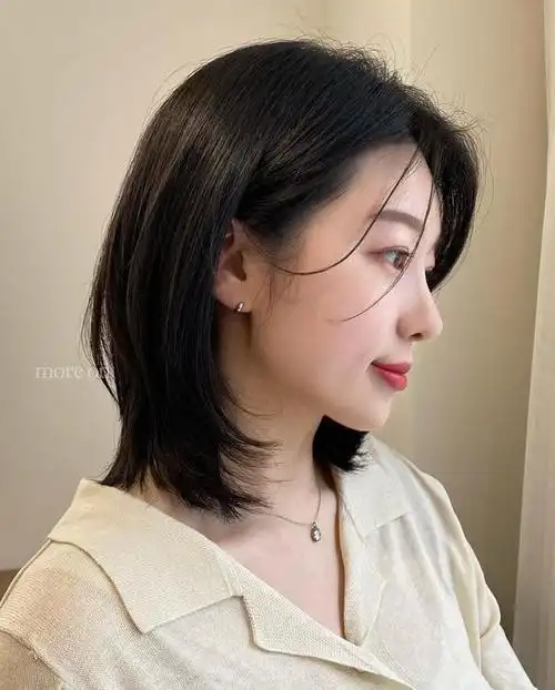 在本文中,我们将探讨四种热门发型:层次短碎发