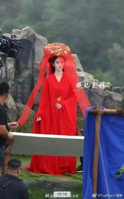 白鹿关晓彤同款大婚造型,于妈为啥这么执着复刻凤囚凰里的雷人妆造.