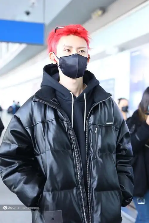 小鬼王琳凯红发造型戴墨镜帅气满分