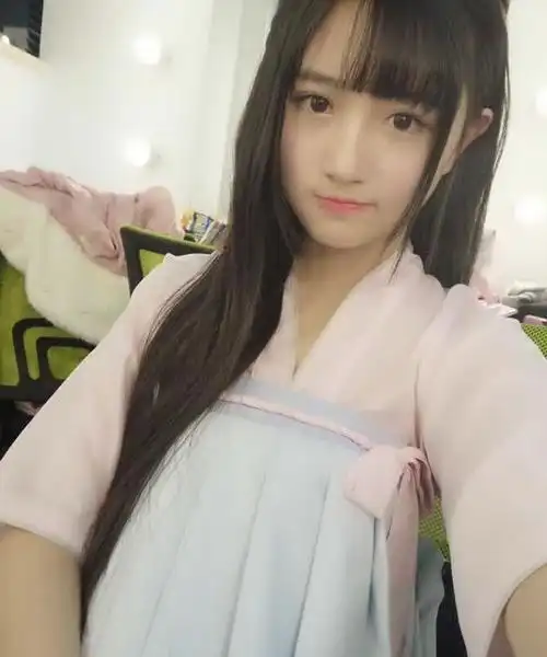 长相清纯的美女费沁源自拍