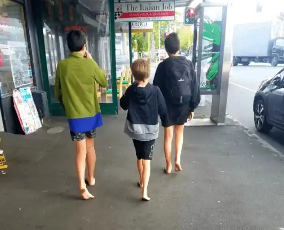 新西兰的赤脚文化-源自网络以前在国内买衣服常常纠结,买这件还是那件