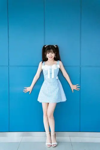 赖美云身着蓝色格纹短裙,白色蝴蝶结点缀胸前可爱又吸睛