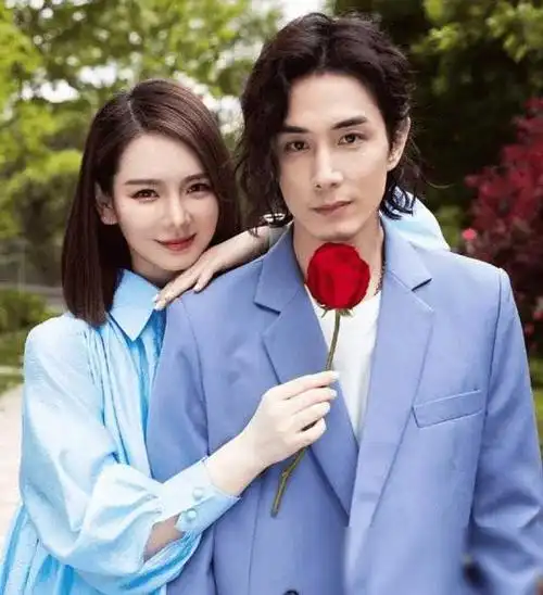 戚薇的故事,绝对是一个堪比电视剧的精彩传奇.