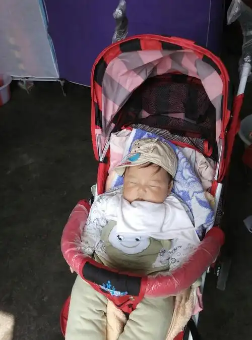 六个月的宝宝坐那种婴儿车,宝妈们来探讨探讨!