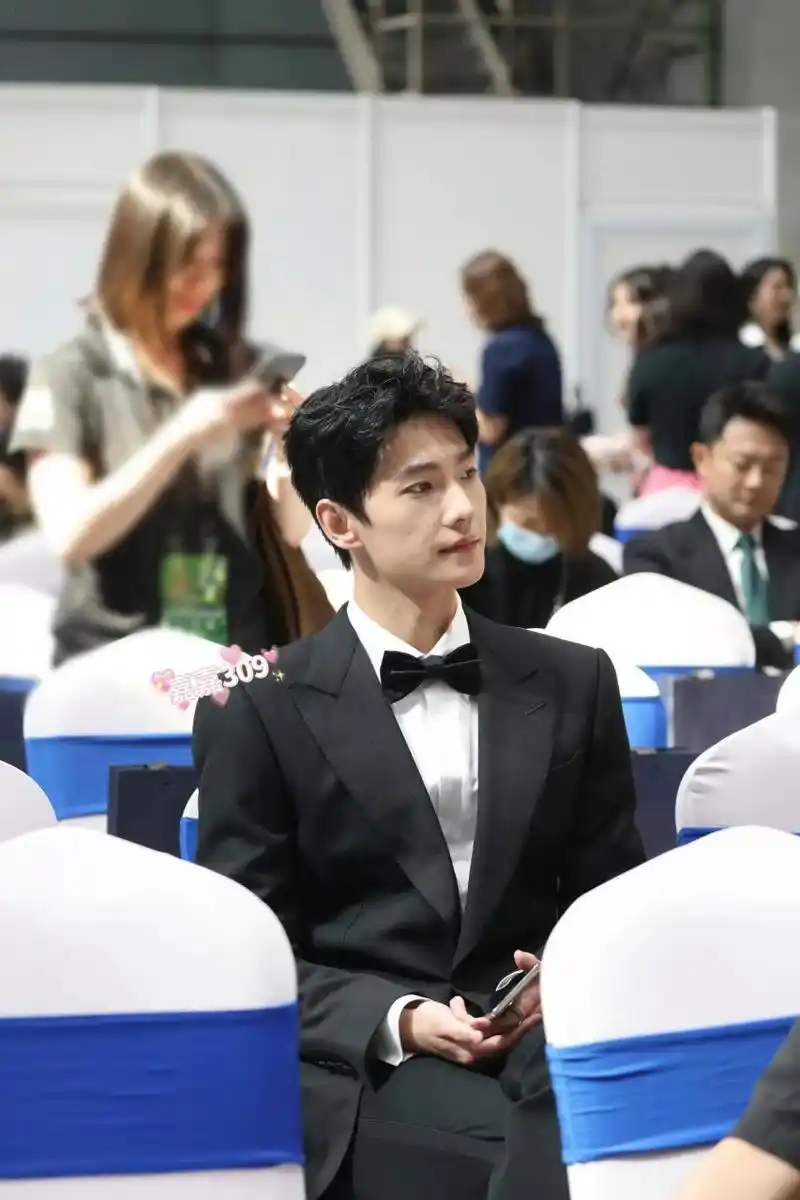 爱了爱了,杨洋参加华表奖典礼都拿着荣耀90,杨洋一身西装,真帅.