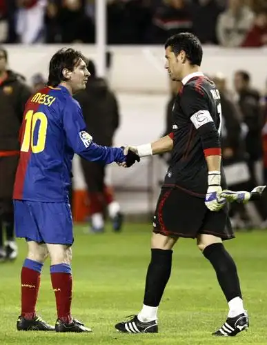 梅西与对手门将握手