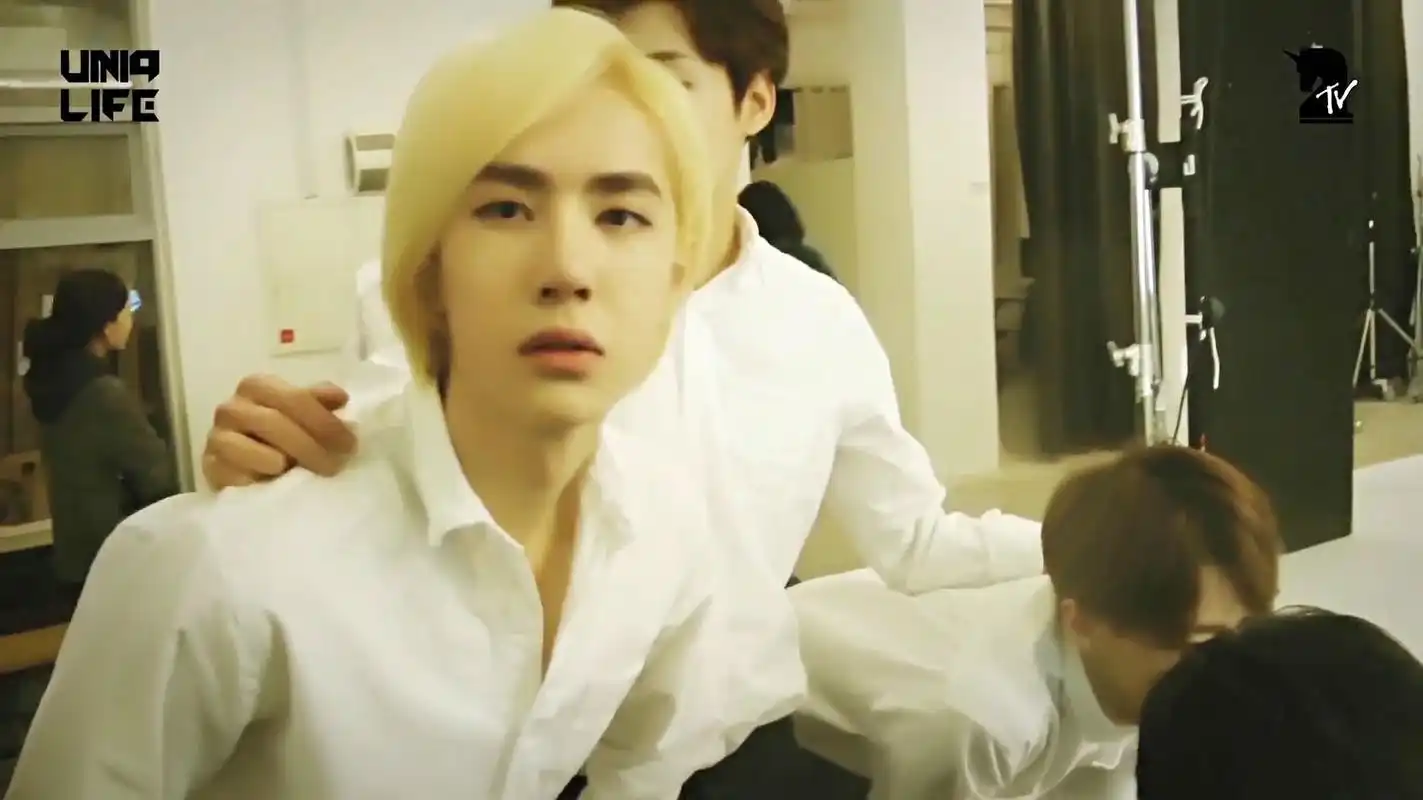 [王一博][分享]200227 甜甜的那年今日| 金发小王子每一张都是画报