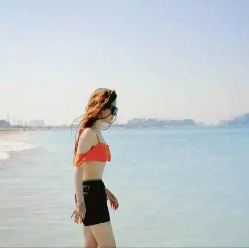 刘亦菲晒泰国度假照 嘟嘴卖萌好可爱秀细腰比耶——上海热线娱乐频道