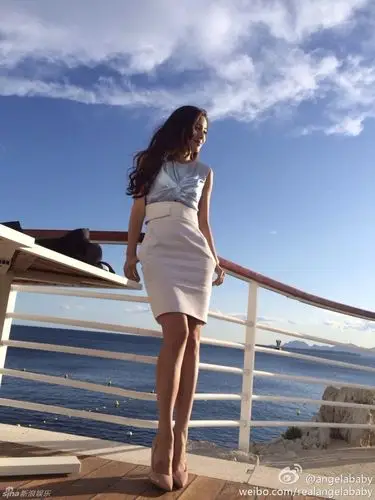 angelababy海边美照秀曲线剪刀手卖萌