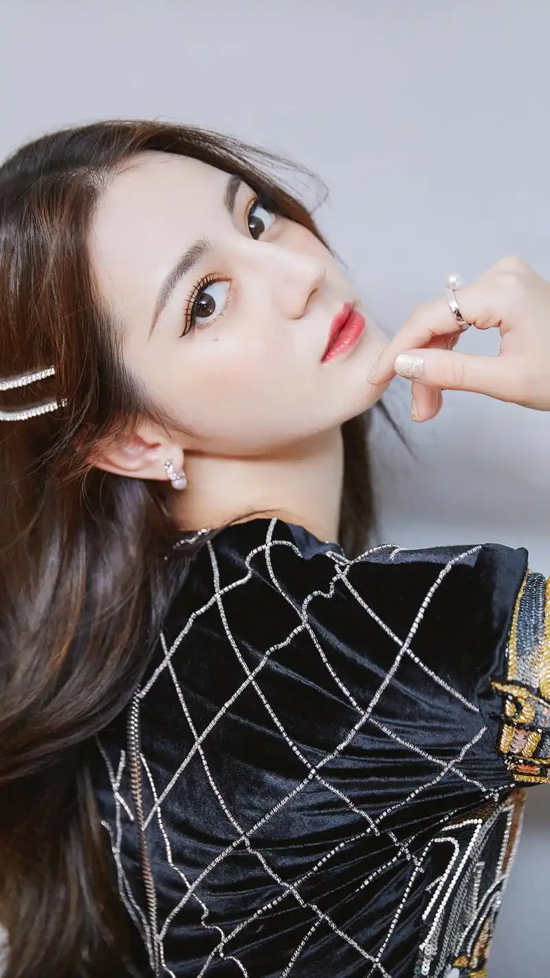 迪丽热巴优雅写真手机壁纸