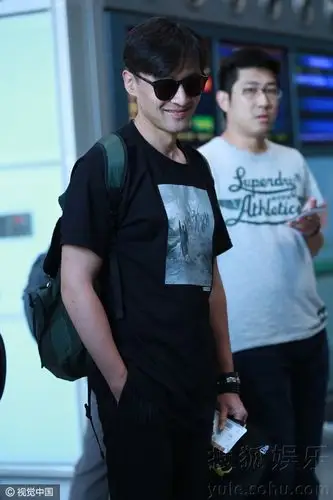 胡歌全黑look现身机场 单手插兜狂刷大长腿