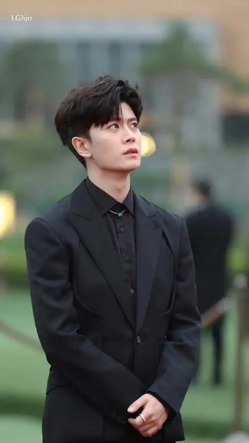 出席活动每个造型都绝美,不过我觉得国超哥哥私服更好看@任嘉伦allen