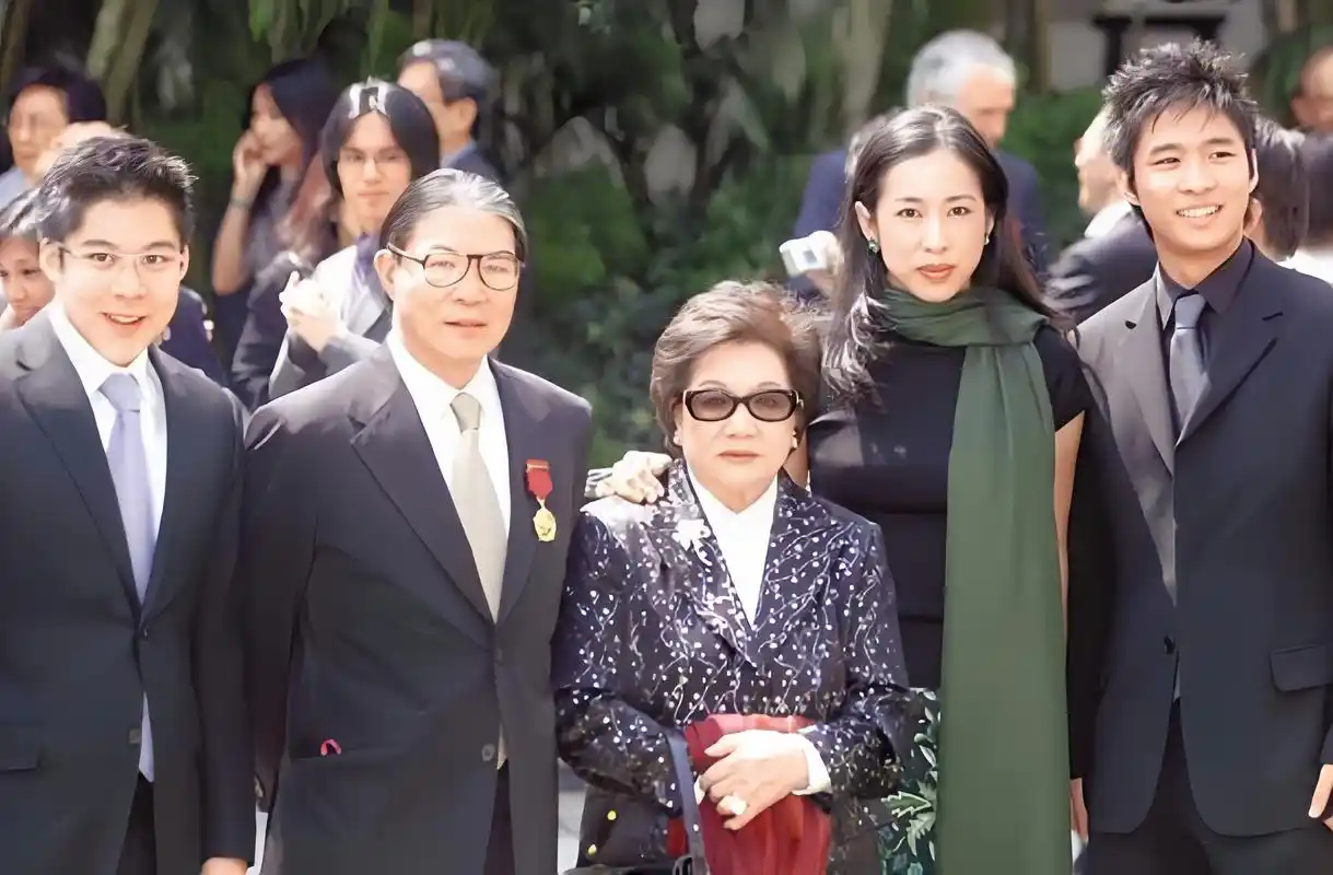 霍启山和霍启刚两兄弟,以及父亲霍震霆,母亲朱玲玲,在一起珍贵合影.