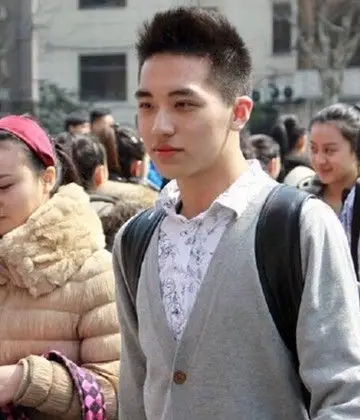 早在2015年许魏洲就凭借出演电影《电竞也疯狂》而正式出道踏入演艺圈