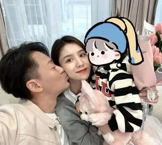 林峯张馨月夫妇现身机场搂腰十分恩爱