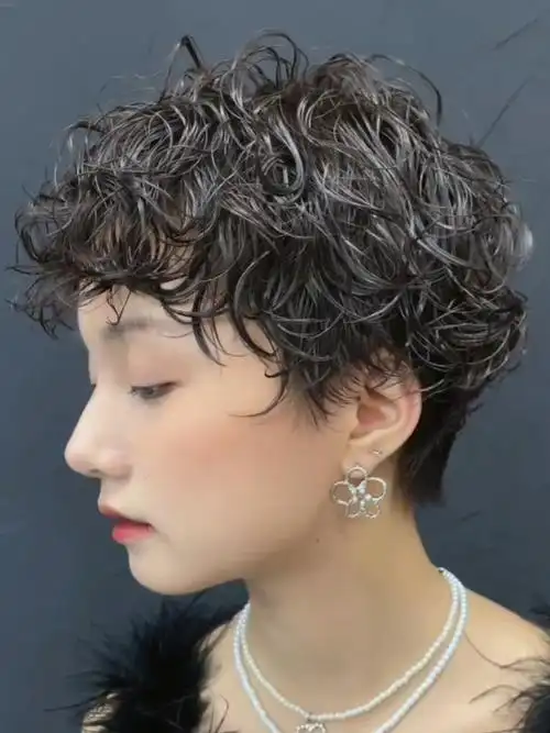 女生超短发烫发分享|元气减龄羊毛小卷短发