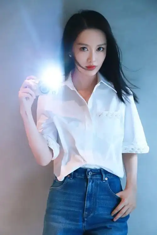 李沁白衬衫黑长直##李沁庆功宴私服