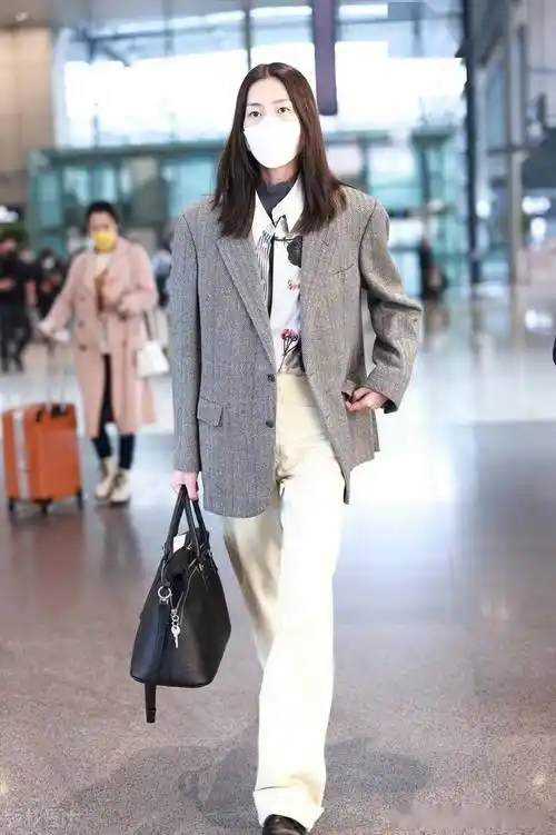 刘雯上海机场出发,身着灰色西服时尚大气