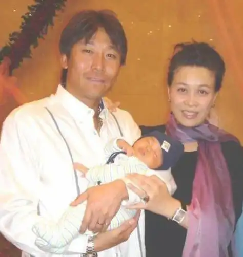 那英与老公罕见同框,亲密挽手很乖巧,曾和前任同居十年育有一子