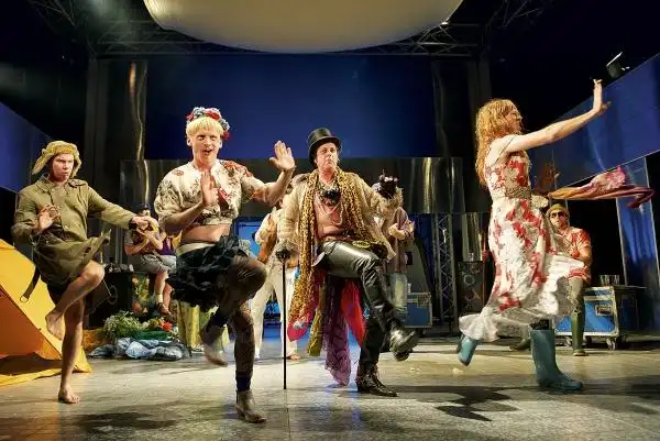 文化 戏剧 > 正文"莎士比亚的世界完全不是现实主义的:他写了各种幻景