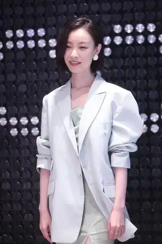 倪妮一袭春日薄荷绿套装亮相活动现场