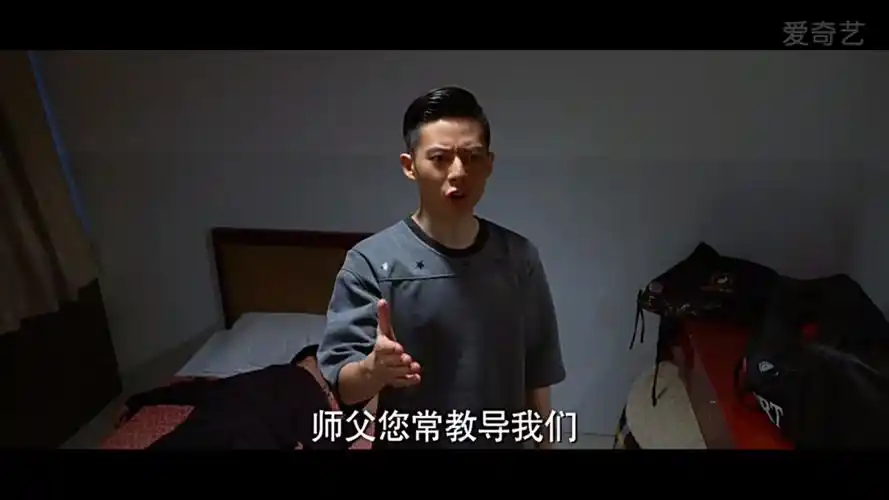 问:电影天师扮演者申甲哲穿的衣服是什么牌子啊?就图片上的三件衣服?