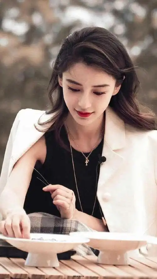 angelababy最美造型 还是西装红唇