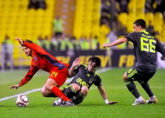 图文-[欧联杯]费内巴赫切胜布加勒斯特星 凶狠铲断