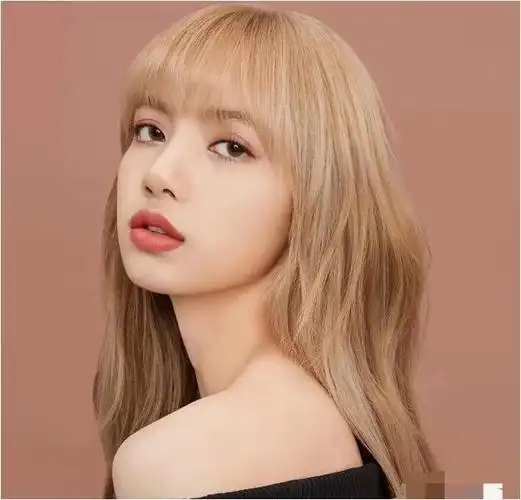 嘟嫌谒位矍呛褪驿,她的上嘴唇稍显丰满,但这并没