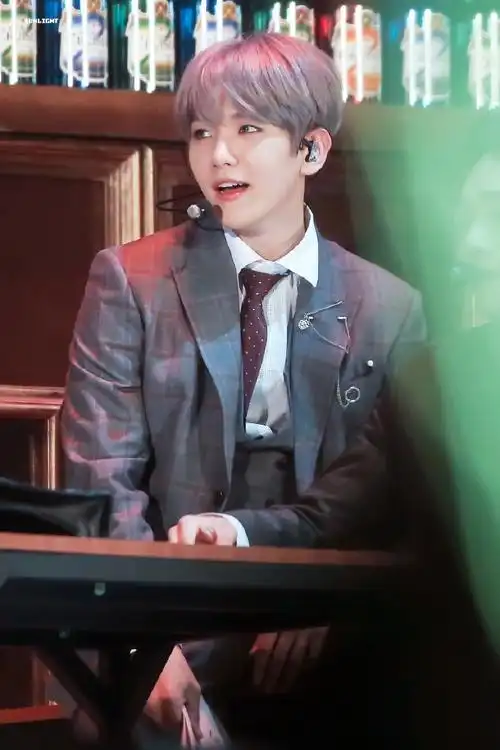 边伯贤超话#边伯贤#171124 首尔四巡西装小贤060599