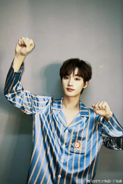 丁程鑫蓝色条纹睡衣随拍来啦不是吧,怎么会有人把睡衣也穿的这么好看