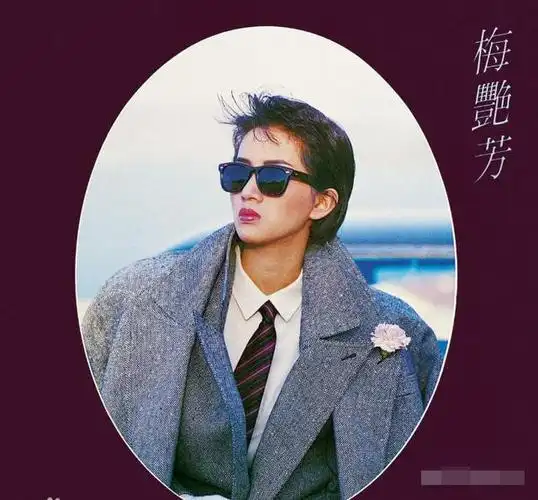 《梅艳芳》中,刘培基更是反其道而行之,将梅艳芳的长发剪掉,短发,西装