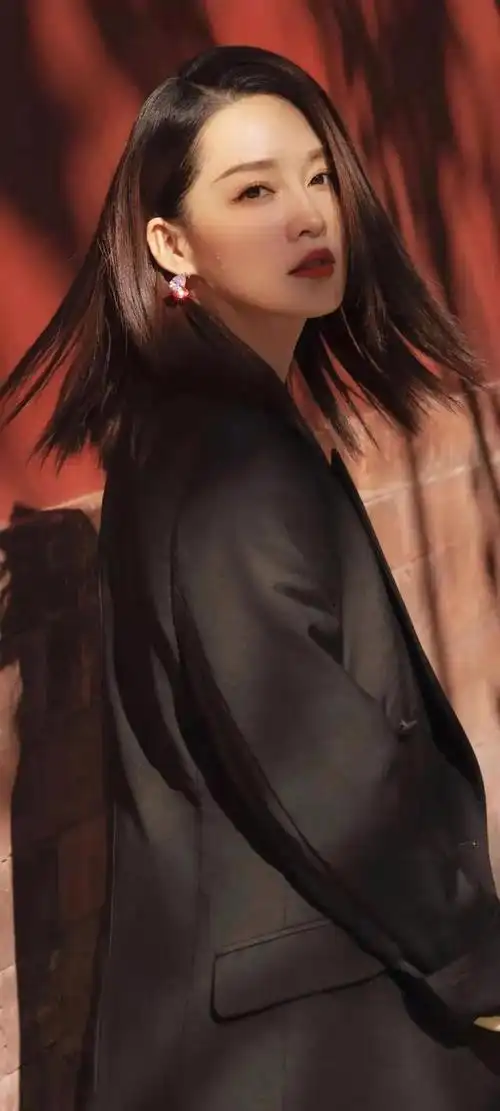 李沁,1990年9月27日出生于江苏省苏州市昆山市巴城镇