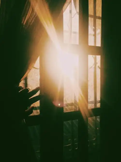 阳光照在玻璃窗上的人