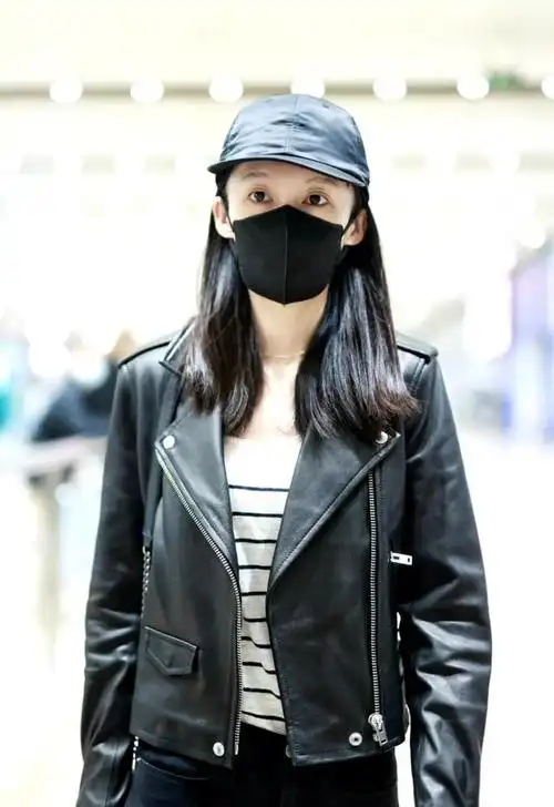 李沁现身机场,黑色皮衣搭配小黑裤,清爽干练很显气质!