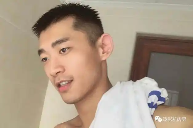 脱衣自拍的寸头小哥太帅了,这样的当男友太可!