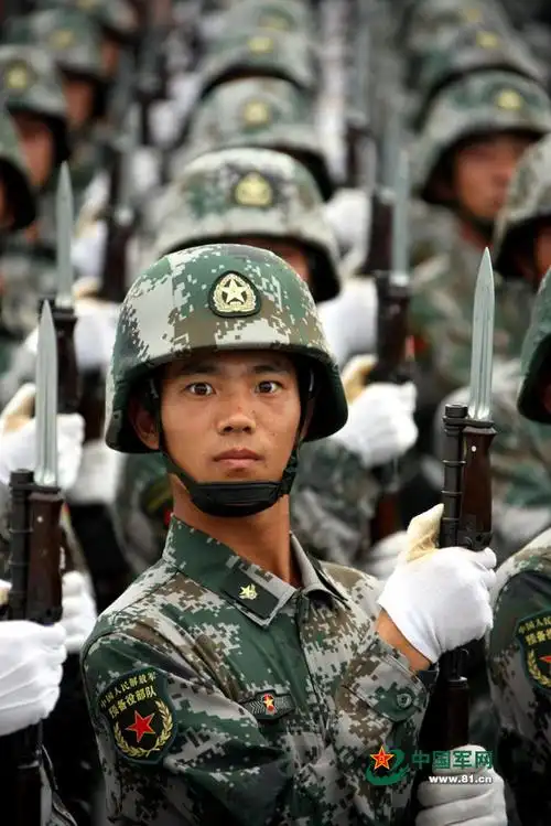 冬泳网-冬泳运动第一门户网站面容刚毅英姿挺拔:阅兵式上的中国士兵二