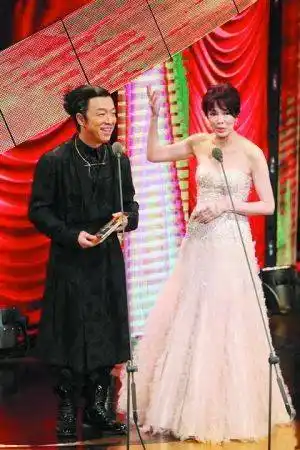 他早已能轻松驾驭,像参加金马奖活动的时候,郑裕玲就调侃他的服装,看