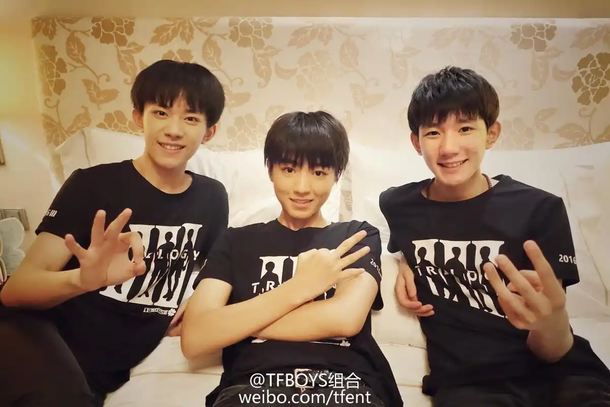 王俊凯王源工作室包场少年的你tfboys三人同行tfboys  这三个小孩,像